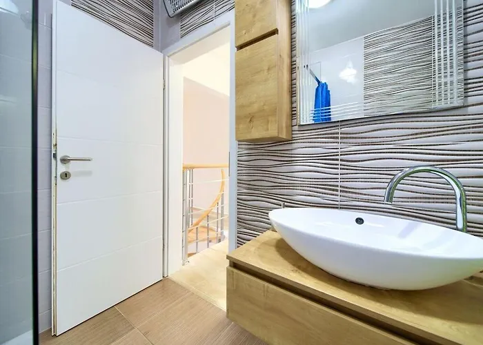 Vinodol Comfortable Villa *